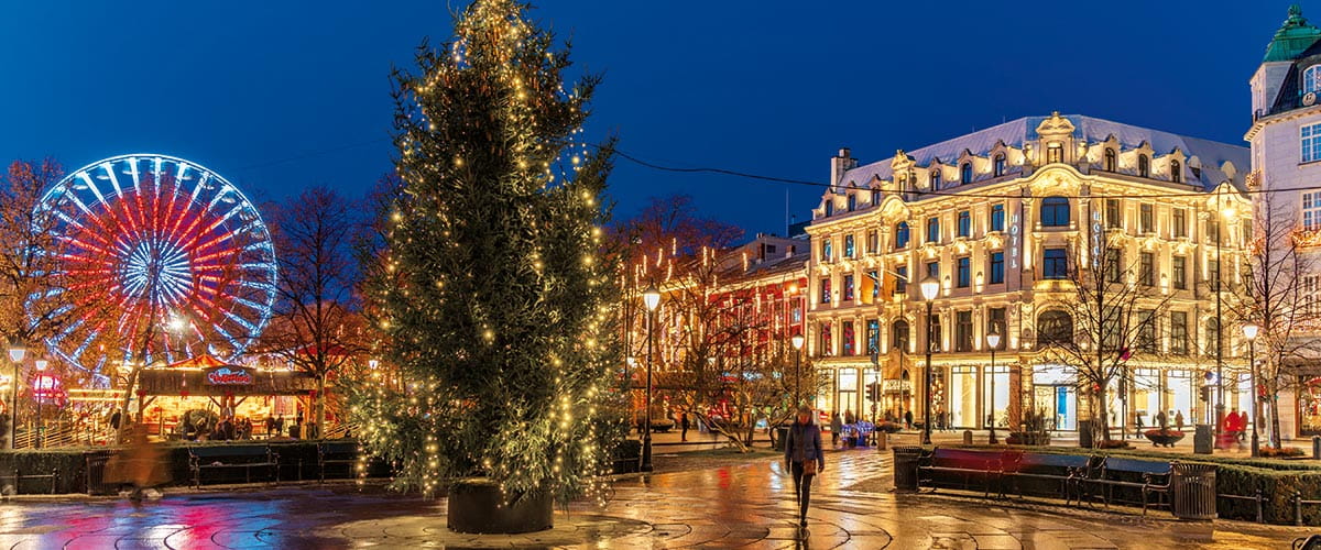 The Christmas market in Oslo, illuminated at night